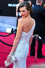 高清组图：奥斯卡红毯米拉-乔沃维奇红唇秀香肩