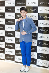 独家：金秀贤亮相签名会 立领西装清爽有范儿