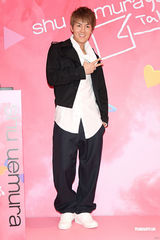 组图：吴克群为演唱会练腹肌 自认努力中不怕被定型