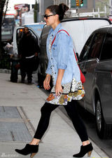 组图：阿汤嫂凯蒂-赫尔姆斯街拍牛仔衬衣搭红包