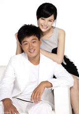 高清图：佟大为关悦夫妻档代言 幸福偶像甜蜜生活