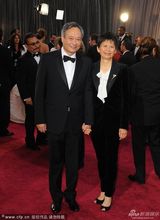 组图：导演李安携妻子林惠嘉亮相红毯