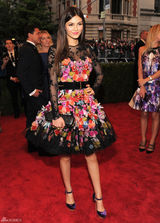 高清组图：维多利亚-嘉丝蒂黑纱花朵礼服亮相