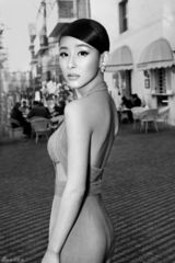 组图：贾青魅惑写真 大秀美背性感十足