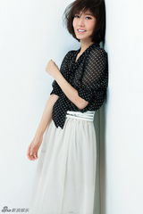 组图：高露清新写真曝光 笑容甜美素雅妆容文艺风