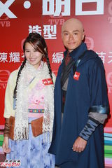 组图：黄浩然为拍戏剃头 黄翠如强调无后台