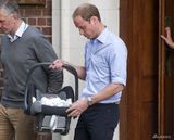 组图：凯特王妃威廉王子抱皇家新生儿亮相