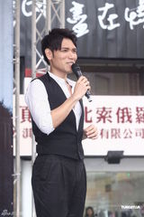 组图：杨宗纬歌迷送养声妙方 不怕与萧敬腾比较