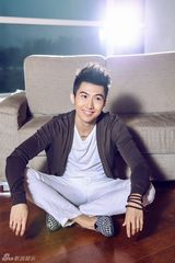 组图：阳光暖男崔绍涵写真 气质纯净浅笑迷人