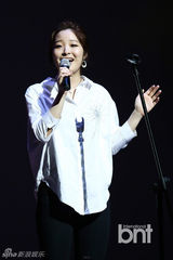 组图：众星捧场爱庭院艺术节 Raina担任主持