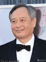 组图：导演李安携妻子林惠嘉亮相红毯