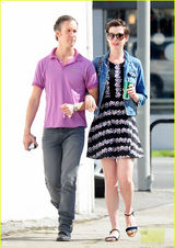 组图：海瑟薇穿印花短裙与老公挽臂享温暖午后