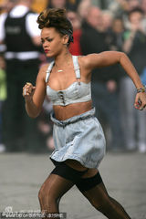 组图：蕾哈娜穿比基尼拍摄mv 扮叛逆少女街头狂奔