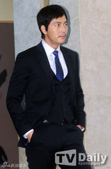 组图：郑雨盛(郑宇成)成宥利站台 挽手合影显亲密