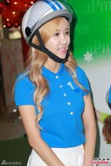 组图：Crayon Pop戴头盔现身握手会 大跳热舞