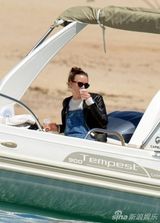 凯拉-奈特莉与老公度蜜月 痴缠紧贴当众热吻