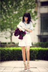 组图：陈燃夏日街拍与萌宠互动显爱心