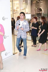 组图：袁彩云将产女 方中信愿尽好爸爸责任