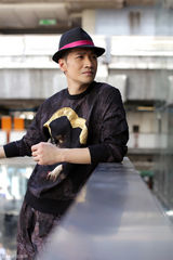 组图：何晟铭英伦风写真 俊朗笑容展绅士范儿