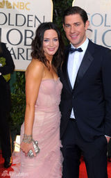 高清组图：艾米丽-布朗特携未婚夫红毯秀恩爱