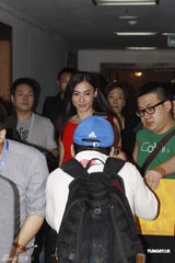 组图：陈思思将在香港开唱 张柏芝红装默契助阵