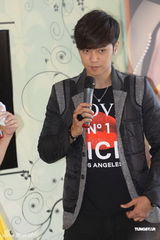 组图：罗志祥携新专辑进京 挑女友需考虑妈妈意见