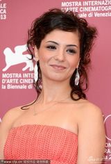 组图：《屋顶》发布会 女星梅里姆露齿笑抢镜