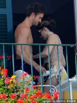 组图：凯莉-布鲁克肉臀若隐若现 与男友海边度假