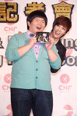 组图：朴政珉拓展演艺事业 林育羣送大汉堡解馋