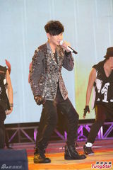 组图：严爵挑战唱跳险破音 林俊杰压轴热舞