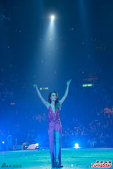 组图：容祖儿半裸开唱 自嘲瘦到没胸只剩两点