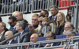 组图：66岁埃尔顿-约翰与同性伴侣携幼子看球赛
