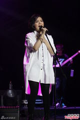 组图：刘思涵白衬衫酷帅开唱 回娘家谢粉丝