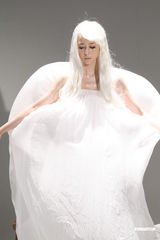 组图：张钧宁全身雪白演绎“空灵仙子”