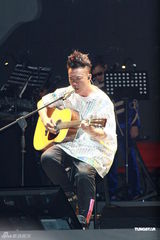 组图：陈奕迅开唱手受伤 与谢霆锋是“最佳损友”