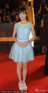 组图：徐娇亮相上影节红毯 着裙装清新可爱