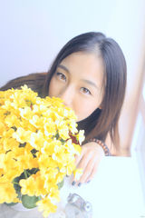 组图：叶青曝写真大片 唯美浪漫宛若童话公主