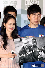 组图：吕珍九等出席电影《机关枪传教士》首映会