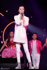 组图：郁可唯李玉刚现身品牌周年庆演唱会