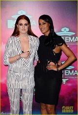 组图：女星扯裙露胸抢镜 水果姐绿裙保守