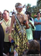 组图：帕丽斯-希尔顿胸部缩水 手臂现皱纹疑抽脂