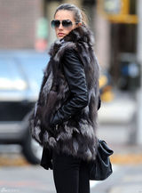 高清组图：超模亚历山大-安布罗休街拍皮草上身