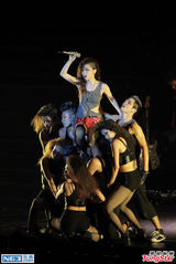 组图：邓紫棋澳门霸气开唱 打鼓弹吉它玩才艺秀