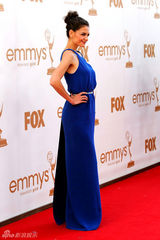 组图：艾美奖红毯 阿汤嫂凯蒂宝蓝长裙线条利落