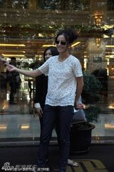 组图：赵薇镂空衫配木屐悠哉逛街 开心与粉丝合影