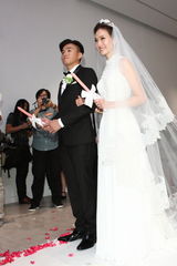 组图：纪文蕙大婚性感露半球 曾之乔杨佑宁也想婚