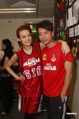 组图：群星红衣出席篮球赛 容祖儿李克勤又背又抱