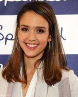 组图：辣妈杰西卡-阿尔芭和可爱女儿牵手逛街