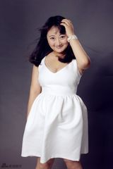 组图：“胖花”臧洪娜文艺出击 白裙飘飘显优雅