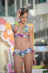 组图：Jessica C比基尼秀美胸俏臀 自曝找到新对象